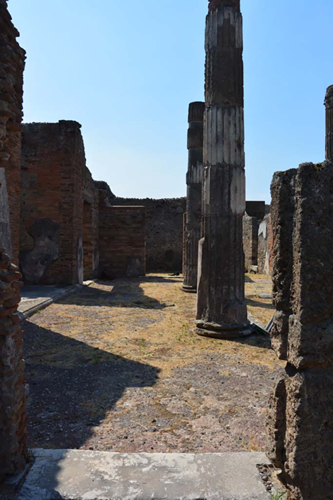 VI.12.5 Pompeii. 14th July 2017. Room 17, looking south along east side of atrium from doorway.
Foto Annette Haug, ERC Grant 681269 DÉCOR.