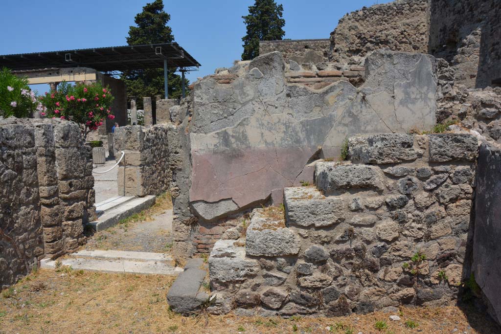 VI.12.5 Pompeii. 14th July 2017. Room 17, north wall with doorway into Corridor 19.
In the west wall of the corridor 19 is a doorway into the Middle Peristyle of VI.12.2.
Foto Annette Haug, ERC Grant 681269 DÉCOR.