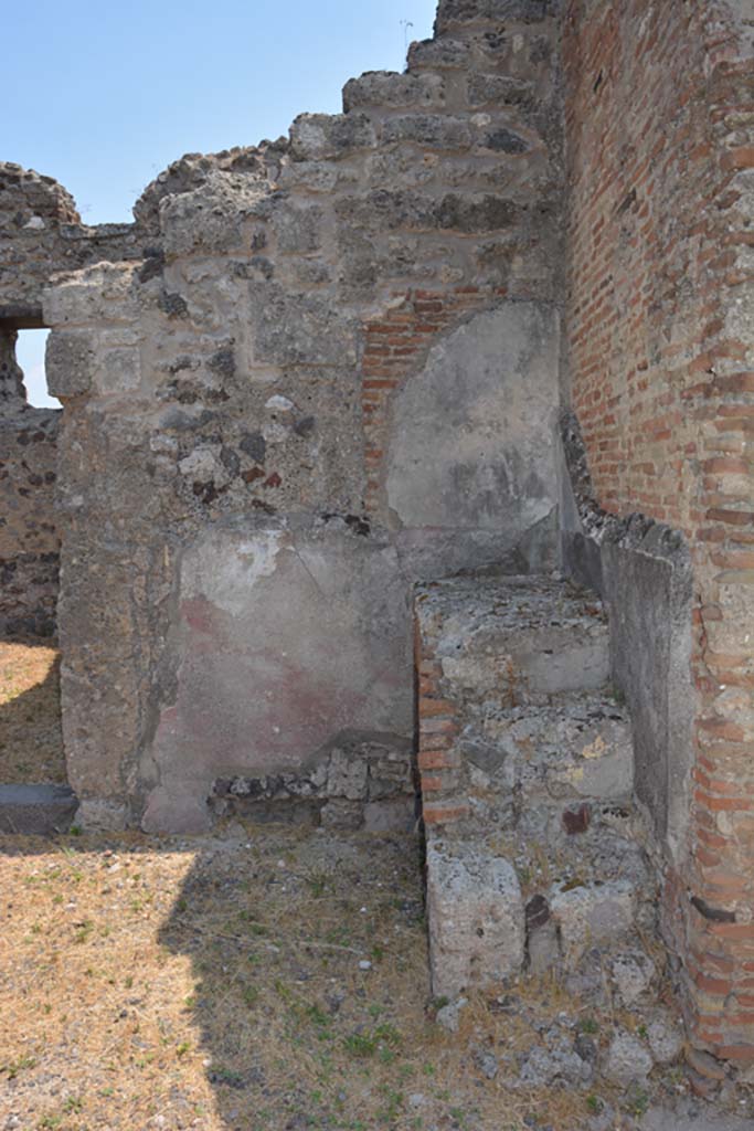 VI.12.5 Pompeii. 14th July 2017. Room 17, south-east corner, looking east.
The doorway into room 18, is on the left.
Foto Annette Haug, ERC Grant 681269 DÉCOR.