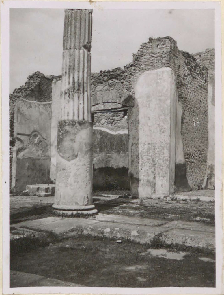 VI.12.5 Pompeii. Pre-1943. Looking north-east across atrium 7 and impluvium towards doorway to triclinium 15.
See Warscher, T. (1946). Casa del Fauno, Swedish Institute, Rome. (p.56, n.80).