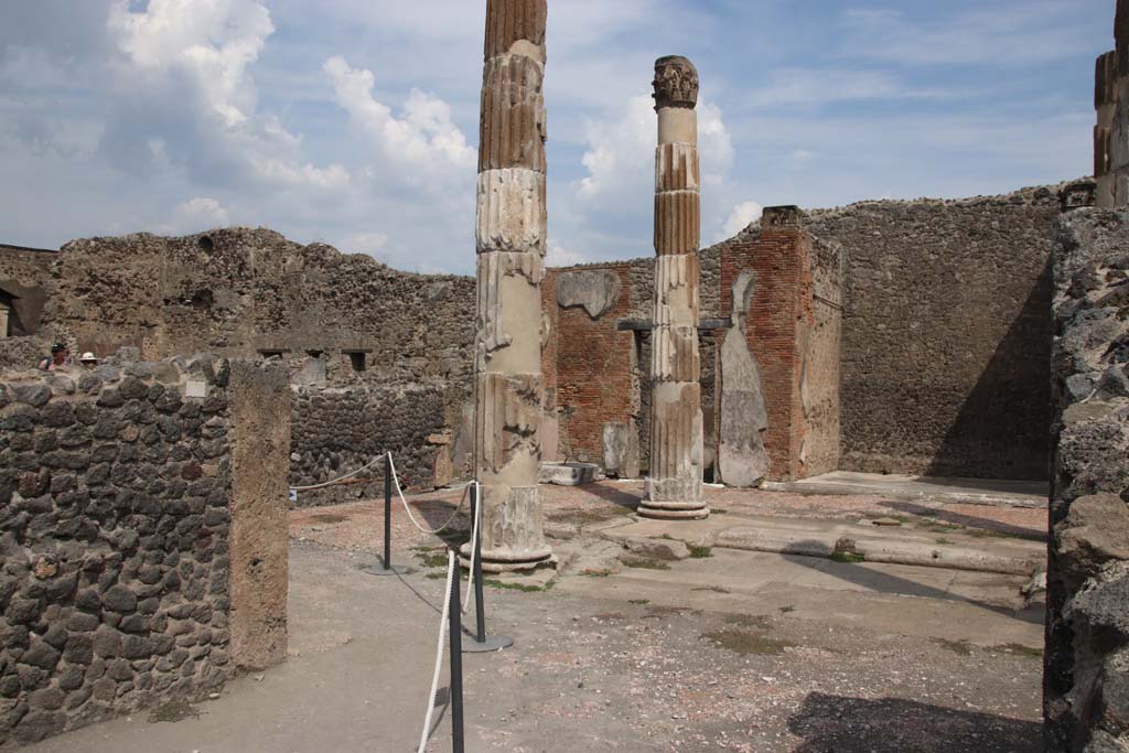 VI.12.5 Pompeii. September 2021.
Looking north-east across atrium, taken from west (right) ala 11 in the centre of the west side of the tetrastyle atrium.
Photo courtesy of Klaus Heese.