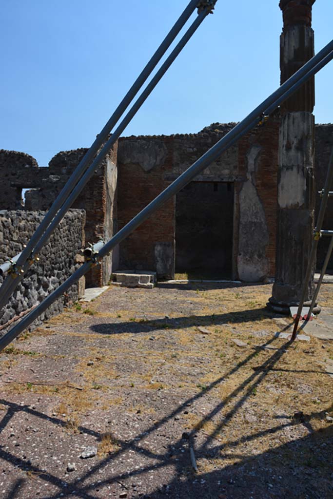 VI.12.5 Pompeii. 14th July 2017.
Looking east across north end of atrium, with base of money-box (arca) in north-east corner.
Foto Annette Haug, ERC Grant 681269 DÉCOR.
