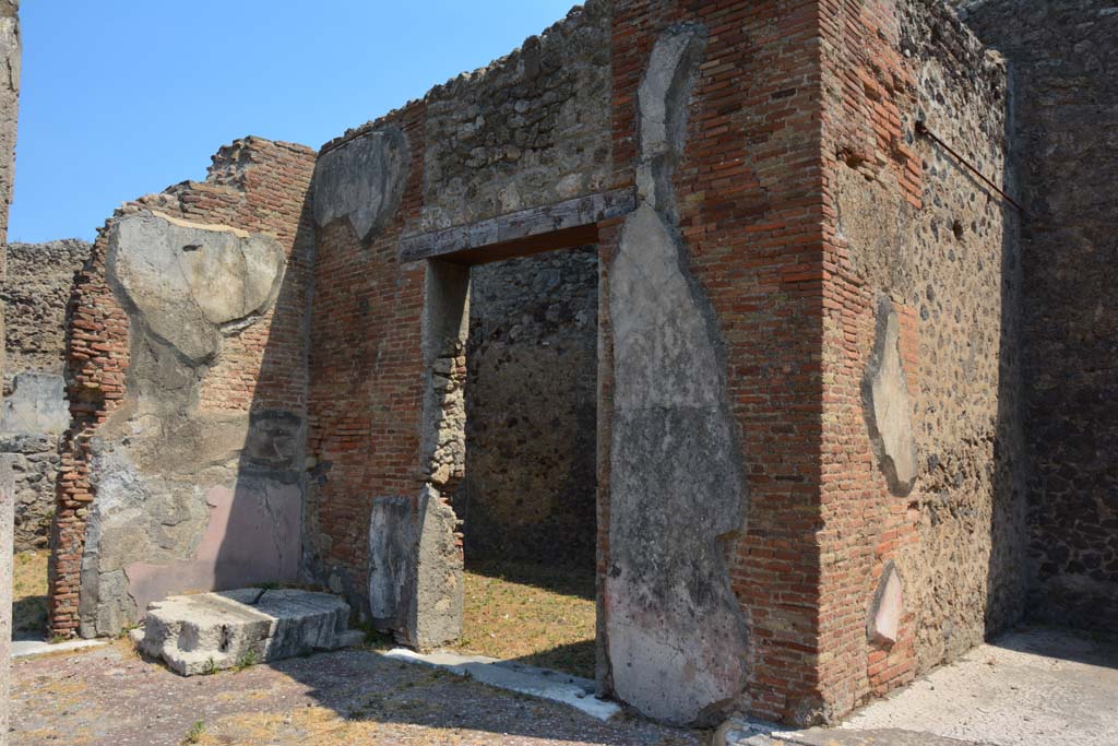 VI.12.5 Pompeii. 14th July 2017.
North-east corner of Secondary Atrium 7, with doorway to room 17 on left, room 15 in centre, and East Ala 14, on right.
Foto Annette Haug, ERC Grant 681269 DÉCOR.
DÉCOR.
