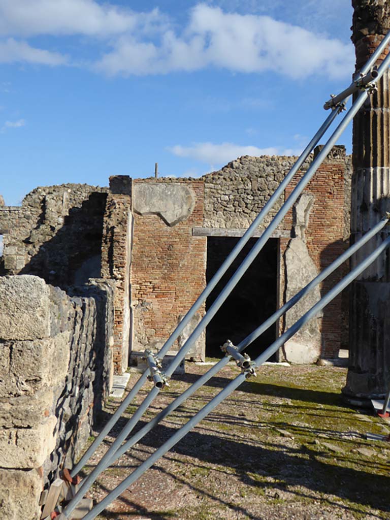 VI.12.5 Pompeii. 4th January 2017. Looking east across north end of atrium towards doorway into room 15.
Foto Annette Haug, ERC Grant 681269 DÉCOR.