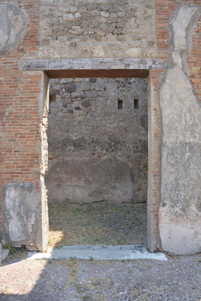 VI.12.5 Pompeii. 14th July 2017.
Room 15, doorway into triclinium on east side of secondary atrium 7.
Foto Annette Haug, ERC Grant 681269 DÉCOR.