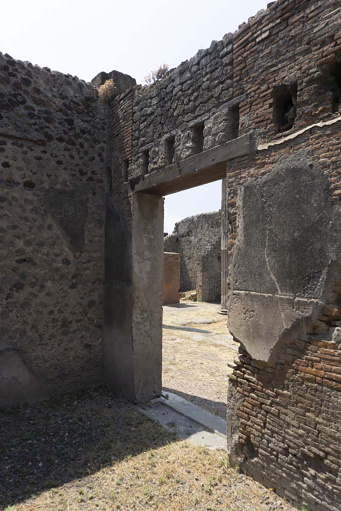 VI.12.5 Pompeii. 14th July 2017.
Room 15, doorway in south-west corner of triclinium, looking south-west across Secondary Atrium 7.
Foto Annette Haug, ERC Grant 681269 DÉCOR.