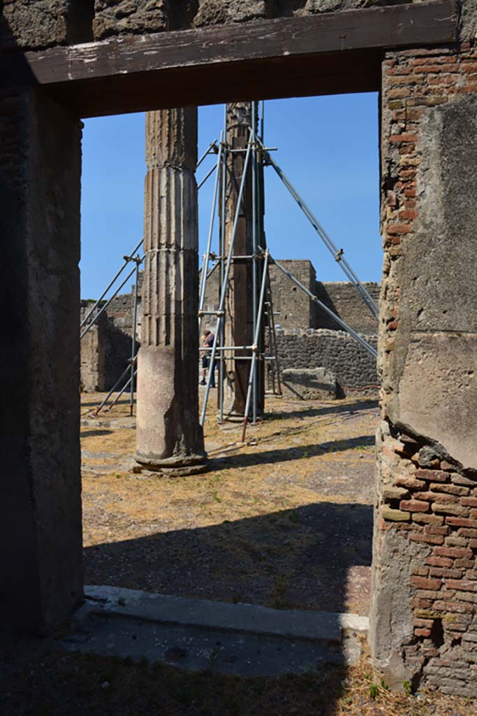 VI.12.5 Pompeii. 14th July 2017.
Room 15, looking west through doorway from triclinium into secondary atrium 7.
Foto Annette Haug, ERC Grant 681269 DÉCOR.