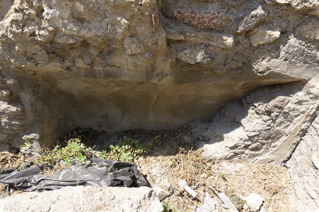 VI.12.5 Pompeii. 14th July 2017. Room 15, detail of bed recess in west wall of triclinium.
Foto Annette Haug, ERC Grant 681269 DÉCOR.