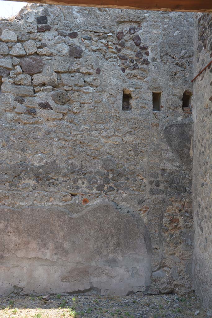 VI.12.5 Pompeii. 14th July 2017. Room 15, east wall in south-east corner of triclinium, from entrance doorway.
Foto Annette Haug, ERC Grant 681269 DÉCOR.
