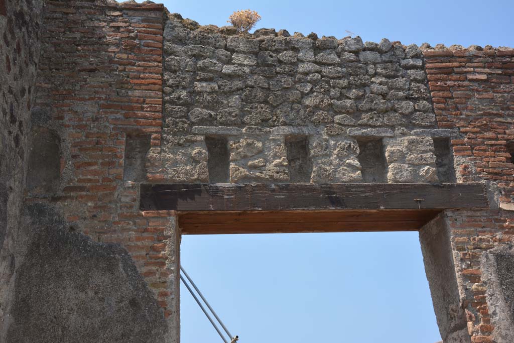 VI.12.5 Pompeii. 14th July 2017. Room 15, upper west wall above doorway to atrium, holes for support beams for an upper floor.
Foto Annette Haug, ERC Grant 681269 DÉCOR.