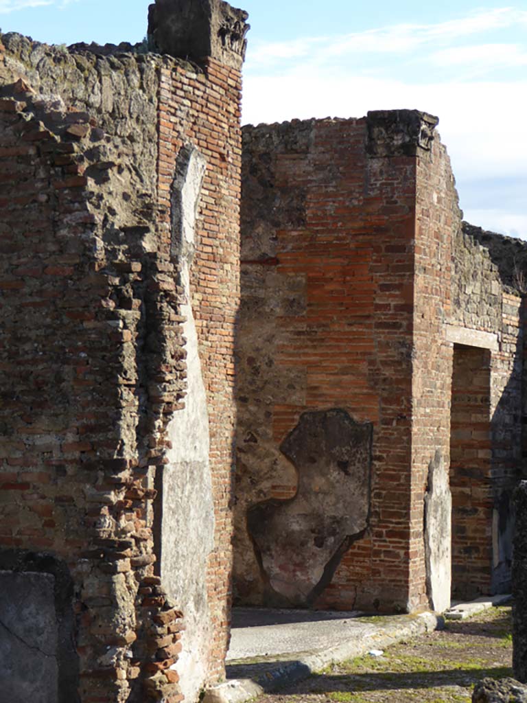 VI.12.5 Pompeii. 4th January 2017. Room 14, east ala. Looking south along east side of atrium.
Foto Annette Haug, ERC Grant 681269 DÉCOR.