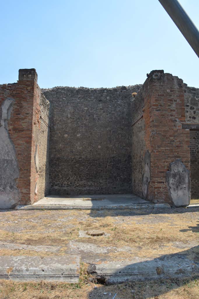 VI.12.5 Pompeii. 14th July 2017.
Room 14, looking across secondary atrium 7 towards east ala, from edge of impluvium.
Foto Annette Haug, ERC Grant 681269 DÉCOR.