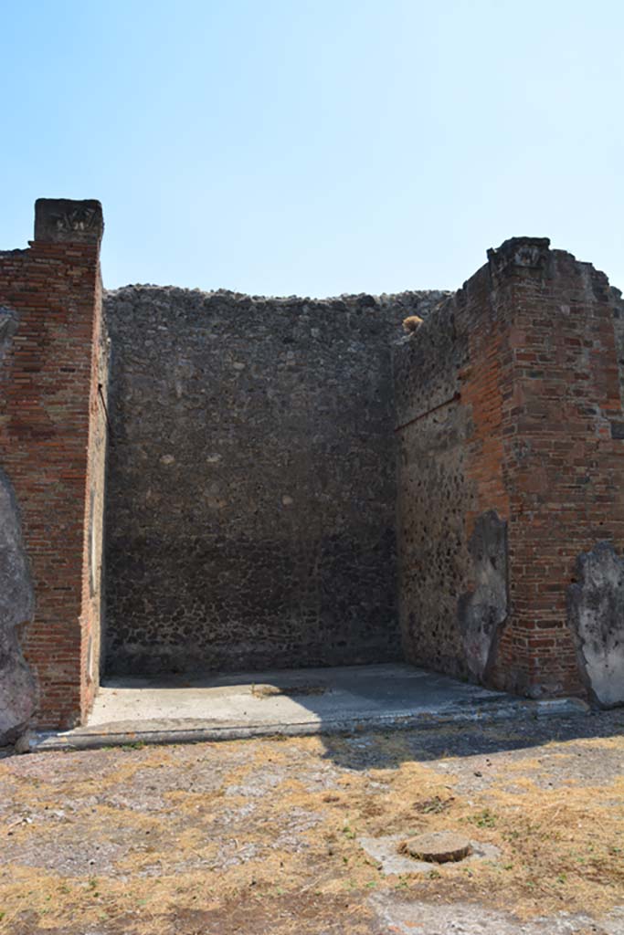 VI.12.5 Pompeii. 14th July 2017.
Room 14, looking east towards south wall of east ala, on right, from secondary atrium 7.
Foto Annette Haug, ERC Grant 681269 DÉCOR.