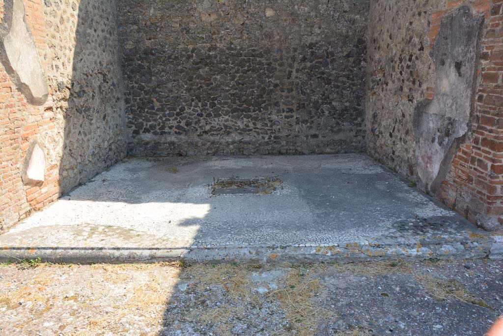VI.12.5 Pompeii. 15th July 2017. Room 14, east ala, looking across flooring.
Foto Annette Haug, ERC Grant 681269 DÉCOR.