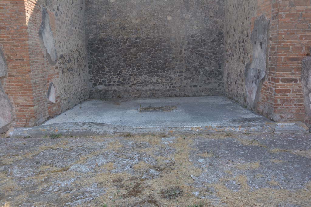 VI.12.5 Pompeii. 14th July 2017. Room 14, looking towards flooring in east ala, across flooring of secondary atrium 7.
Foto Annette Haug, ERC Grant 681269 DÉCOR.