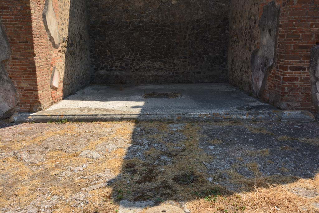 VI.12.5 Pompeii. 14th July 2017. Room 14, threshold/sill of east ala.
Foto Annette Haug, ERC Grant 681269 DÉCOR.