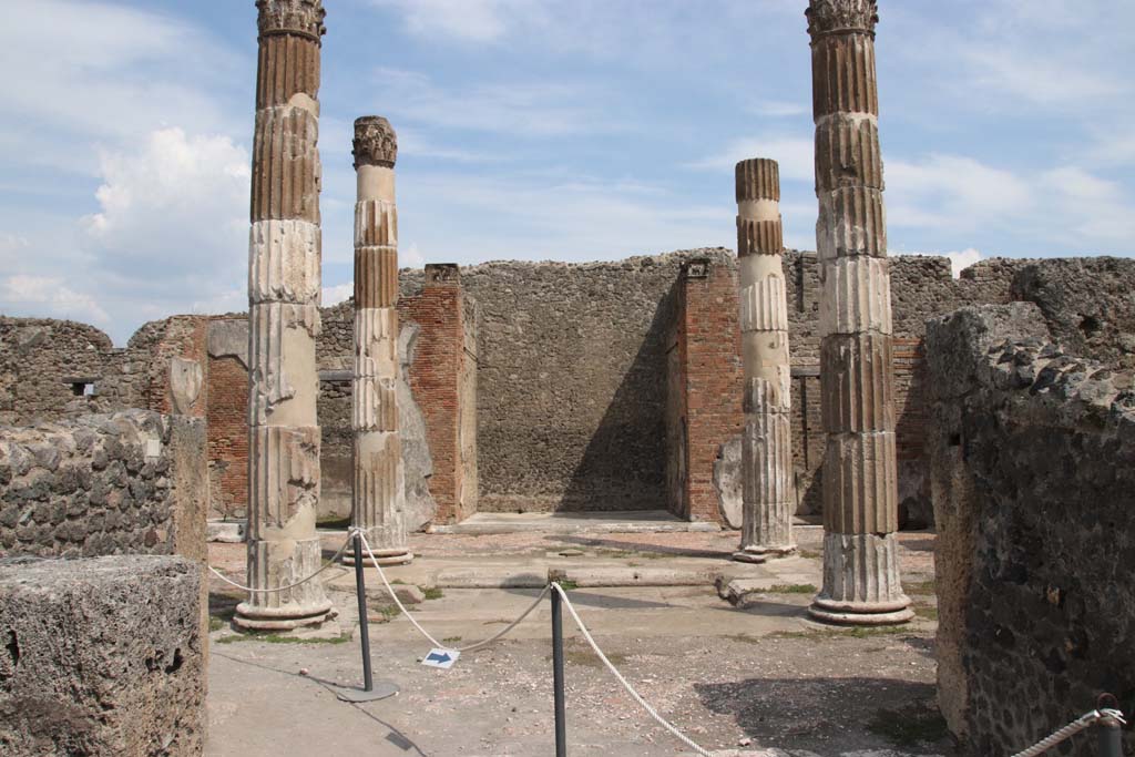 VI.12.5 Pompeii. September 2021.
Looking east across atrium to east ala 14, from area of right ala 11, or corridor that connected the two atria. Photo courtesy of Klaus Heese.