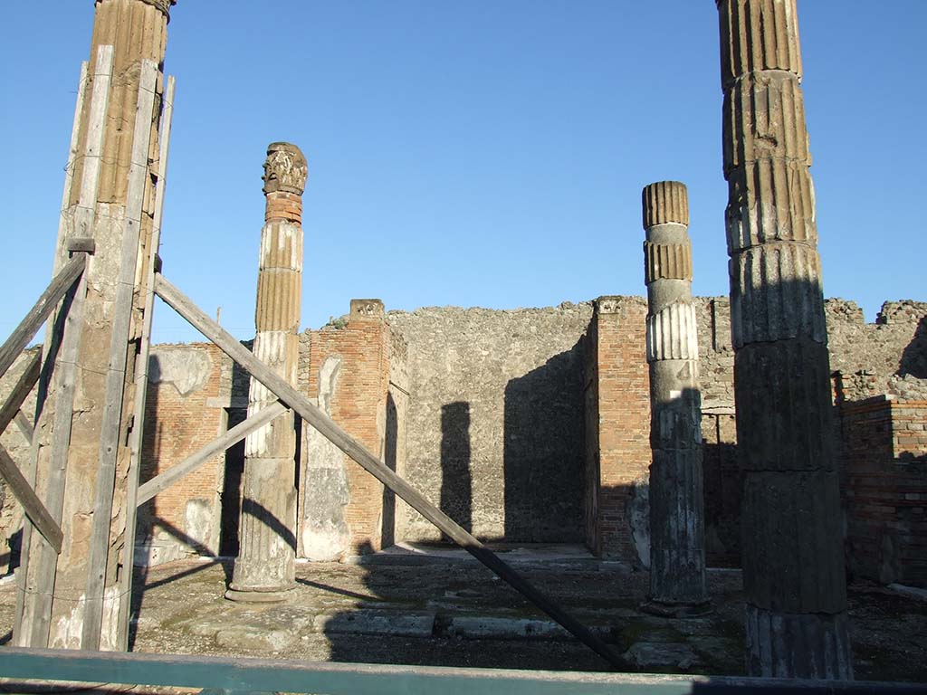 VI.12.5 Pompeii. December 2006.
Columns surrounding the impluvium of the tetrastyle atrium 7, looking towards east ala 14, from area of west ala 11.