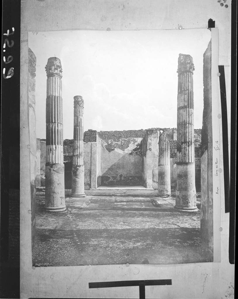 VI.12.5 Pompeii. 1936. Atrium 7, looking east towards east ala 14, from area of west ala 11.
DAIR 72.99 (originally 36.5939). Photo © Deutsches Archäologisches Institut, Abteilung Rom, Arkiv.