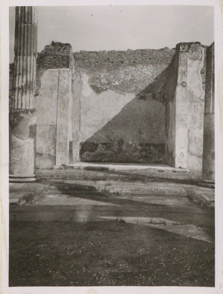 VI.12.5 Pompeii. Pre-1943. Looking across impluvium in atrium 7 towards east ala 14.
See Warscher, T. (1946). Casa del Fauno, Swedish Institute, Rome. (p.56, n.81).