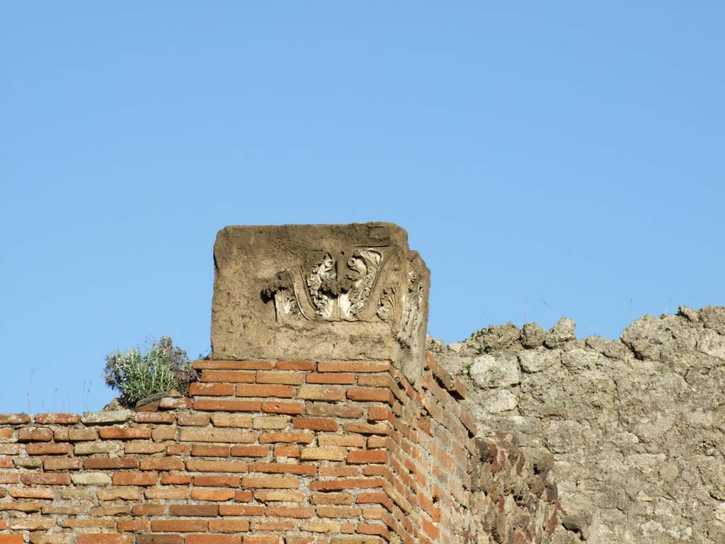 VI.12.5 Pompeii. December 2006. Looking east to detail of capital at the north end of the ala 14 to the east of the Tetrastyle atrium 7.