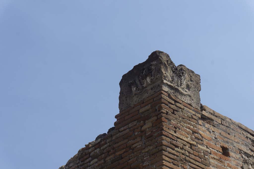 VI.12.5 Pompeii. 14th July 2017. Looking north-east towards capital on north side of entrance to East Ala.
Foto Annette Haug, ERC Grant 681269 DÉCOR.