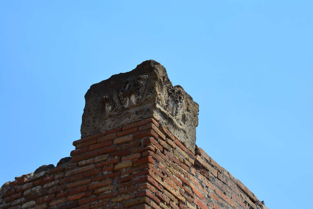VI.12.5 Pompeii. 14th July 2017. Looking north-east towards detail of capital on north side of entrance to East Ala.
Foto Annette Haug, ERC Grant 681269 DÉCOR.
