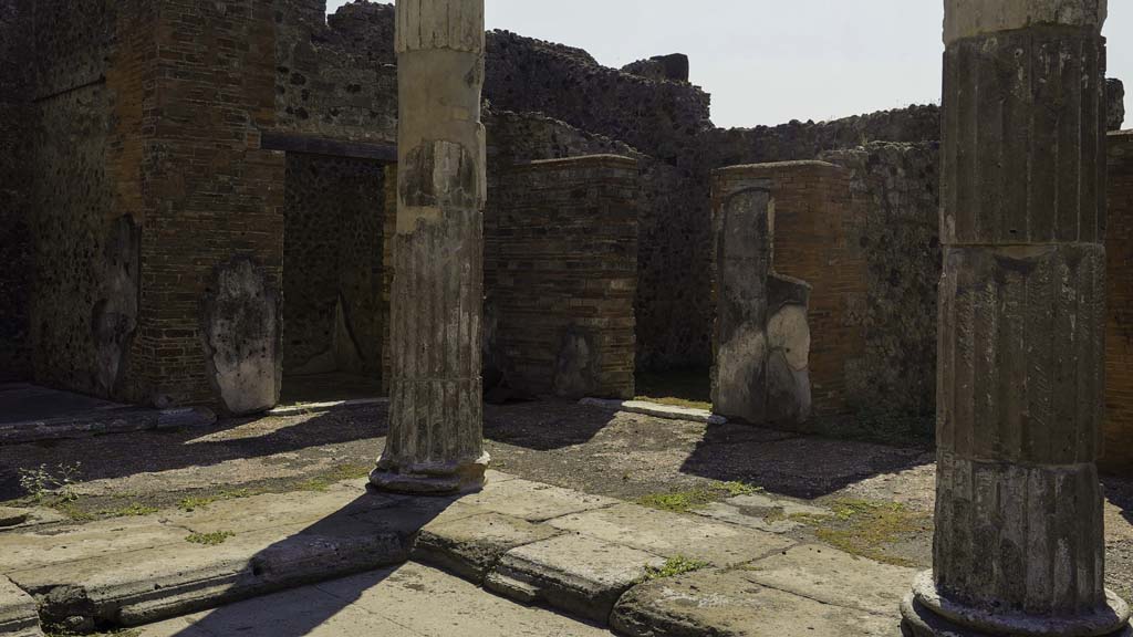 VI.12.5 Pompeii. August 2021.
Atrium 7, looking towards south-east corner, with doorway to room 13, centre left, and to room 9, centre right.
Photo courtesy of Robert Hanson.