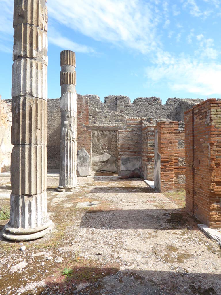VI.12.5 Pompeii. 30th September 2015.
Looking east across south end of atrium, with doorway into room 13 in centre.
The doorways into rooms 9, entrance corridor 6, and 8, are on right.
Foto Annette Haug, ERC Grant 681269 DÉCOR.