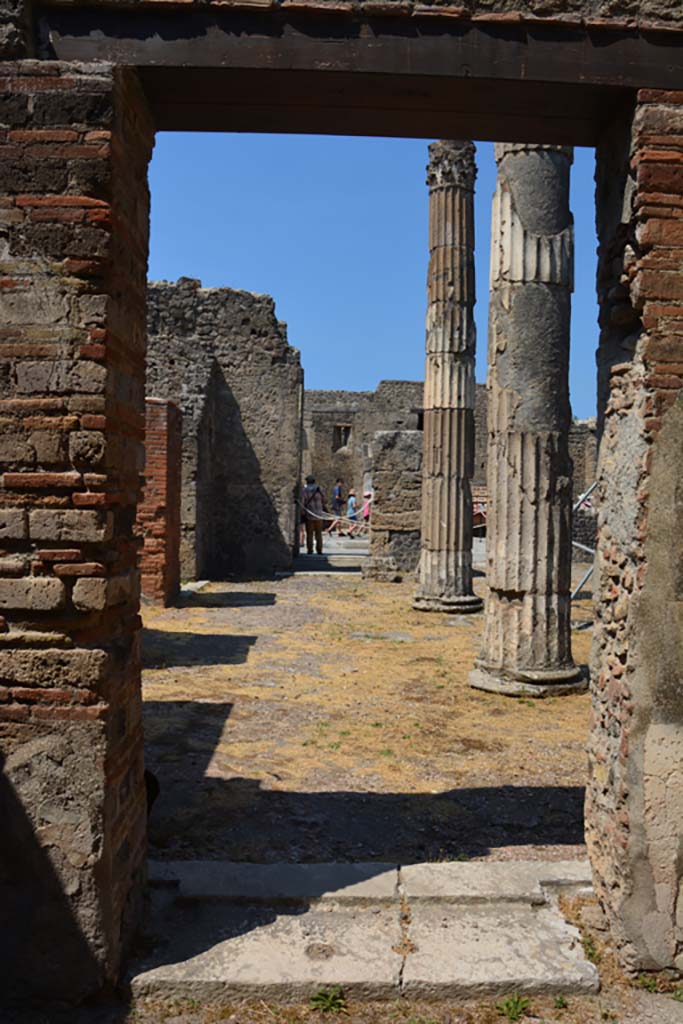 VI.12.5 Pompeii. 14th July 2017.
Looking west across atrium 7 from doorway of room 13, towards doorway into room 10.
Foto Annette Haug, ERC Grant 681269 DÉCOR.