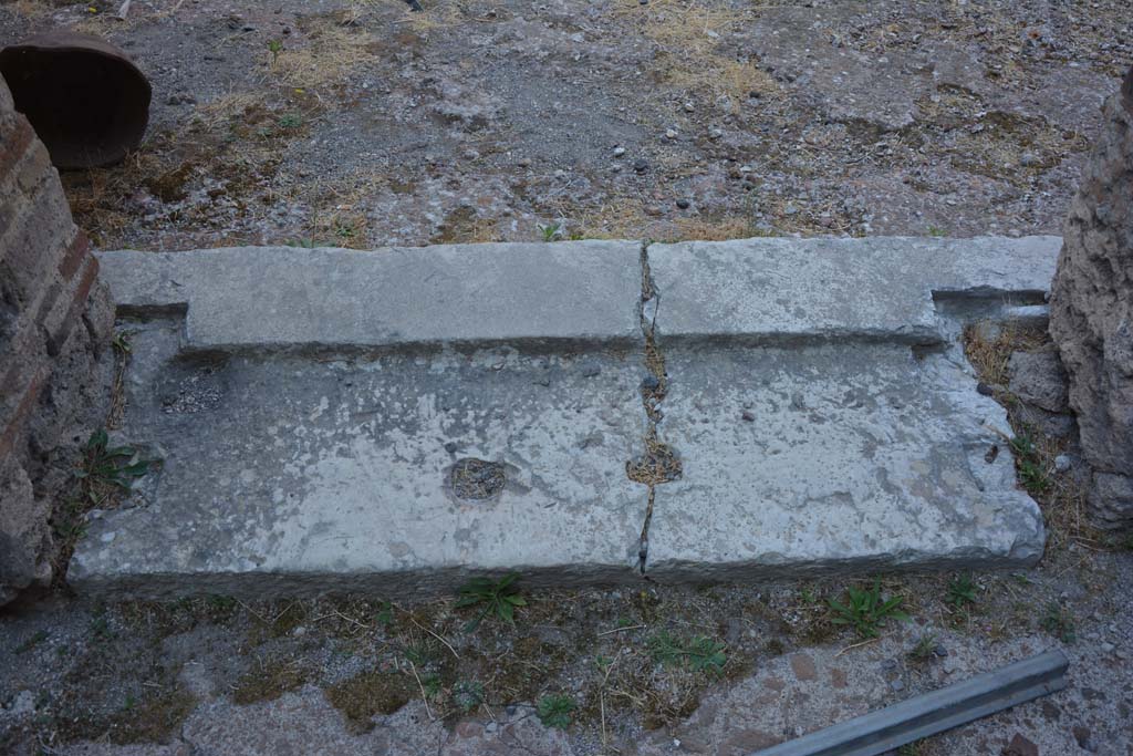 VI.12.5 Pompeii. 15th July 2017. Room 13, detail of threshold/sill, looking west into secondary atrium 7.
Foto Annette Haug, ERC Grant 681269 DÉCOR.