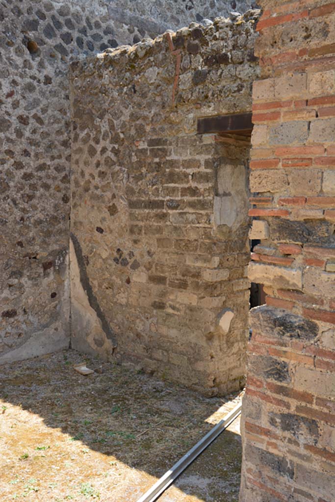 VI.12.5 Pompeii. 14th July 2017.
Room 13, looking through doorway from atrium towards south-east corner, with doorway to room 12.
Foto Annette Haug, ERC Grant 681269 DÉCOR.