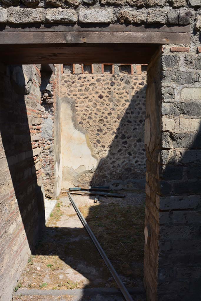 VI.12.5 Pompeii. 14th July 2017.
Room 13, looking through doorway from room 12, towards north-west corner and doorway to atrium 7.
Foto Annette Haug, ERC Grant 681269 DÉCOR.