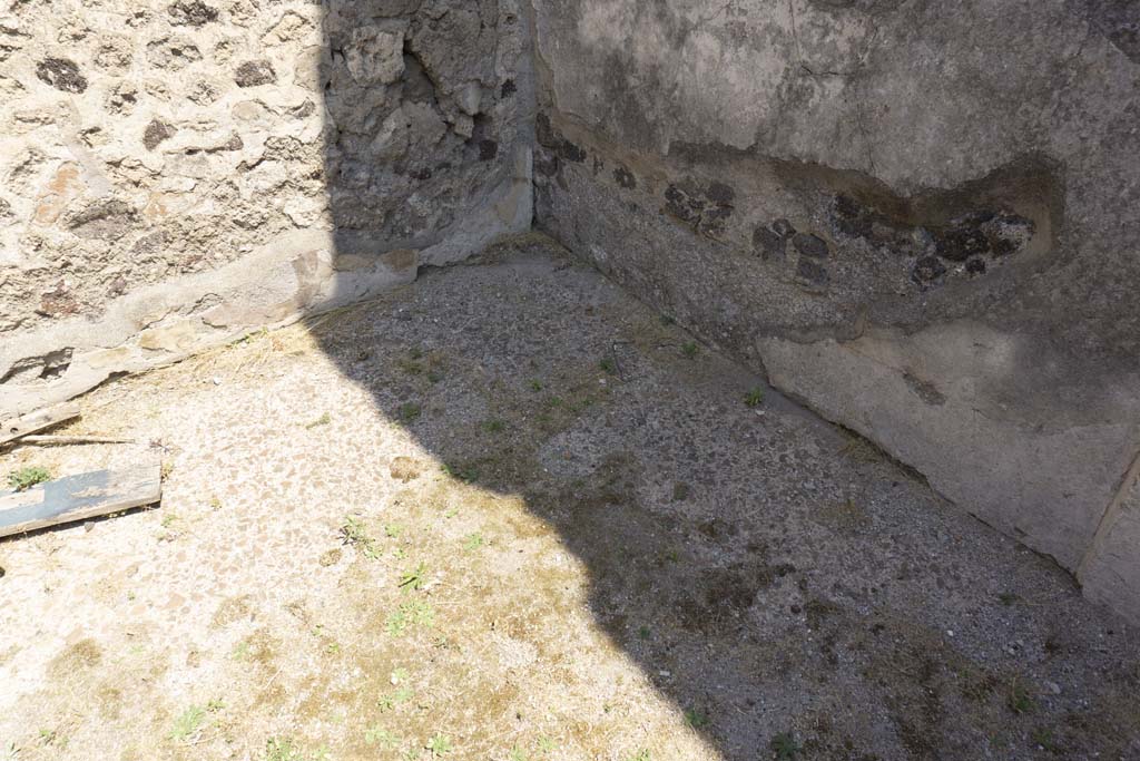 VI.12.5 Pompeii. 14th July 2017. Room 13, flooring in north-east corner.
Foto Annette Haug, ERC Grant 681269 DÉCOR.