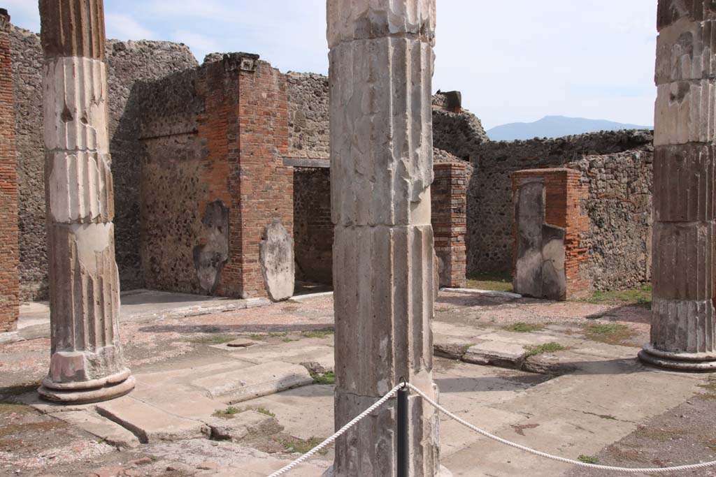 VI.12.5 Pompeii. September 2021.
Atrium 7, looking towards south-east corner, with doorway to room 9, centre right, and entrance corridor/fauces 6, on right.
Photo courtesy of Klaus Heese.