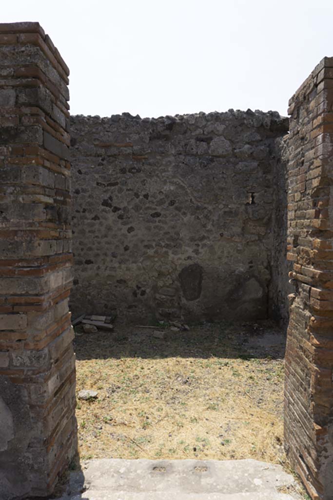 VI.12.5 Pompeii. 14th July 2017. Room 9, looking south through doorway of cubiculum.
Foto Annette Haug, ERC Grant 681269 DÉCOR.