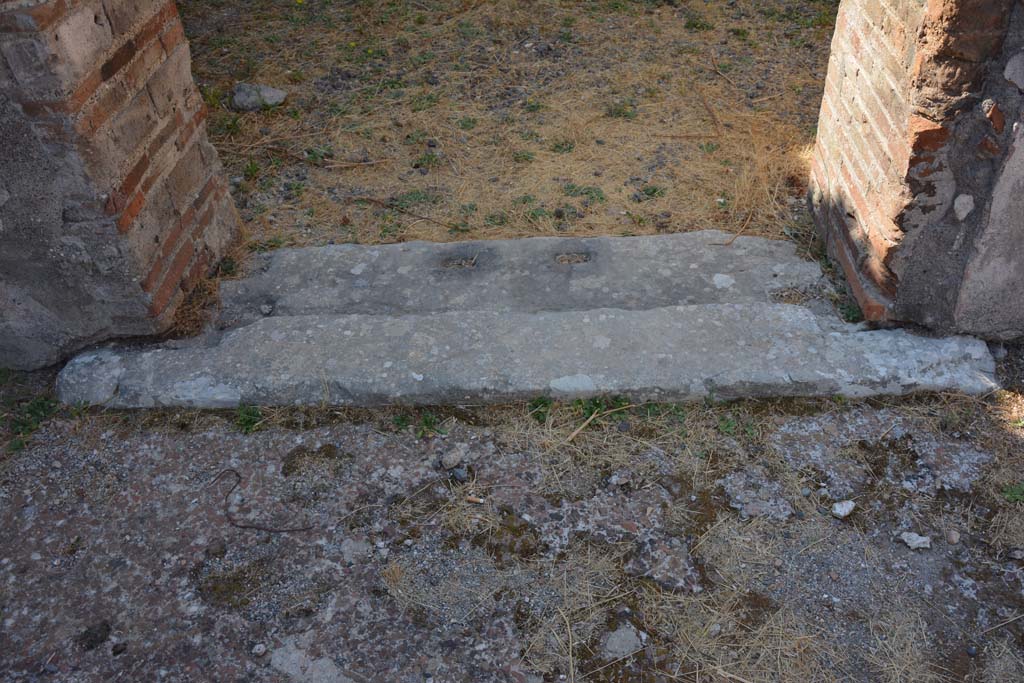 VI.12.5 Pompeii. 14th July 2017. Room 9, looking south across threshold/sill from secondary atrium 7.
Foto Annette Haug, ERC Grant 681269 DÉCOR.