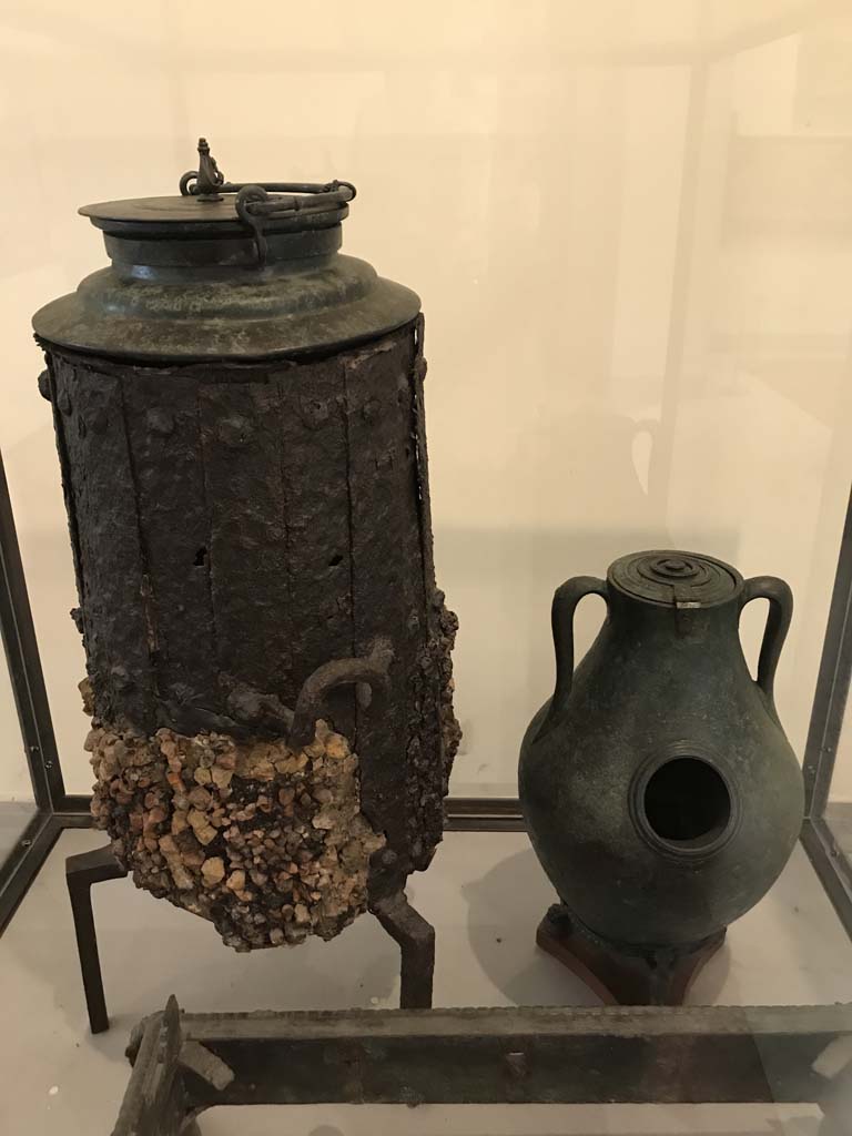 VI.12.5 Pompeii. April 2019. Iron stove with bronze lid, on left.
Found in VI.12.2/5 on 21st March 1831 in a room around the atrium of the four columns (VI.12.5)
Now in Naples Archaeological Museum. Inventory number 264932.
See Fiorelli G., 1862. Pompeianarum antiquitatum historia, Vol. 2: 1819 - 1860, Naples, p. 249
Photo courtesy of Rick Bauer.