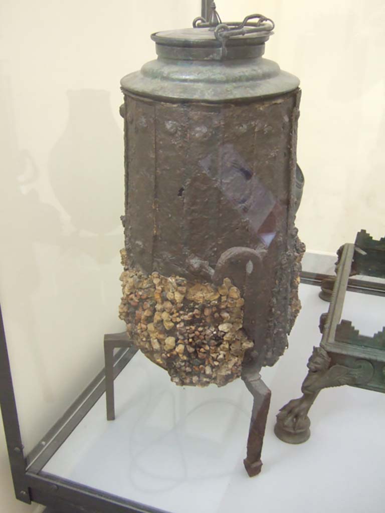 VI.12.5 Pompeii. Iron stove with bronze lid.
Found in VI.12.2/5 on 21st March 1831 in a room around the atrium of the four columns (VI.12.5)
Now in Naples Archaeological Museum. Inventory number 264932.
See Fiorelli G., 1862. Pompeianarum antiquitatum historia, Vol. 2: 1819 - 1860, Naples, p. 249
