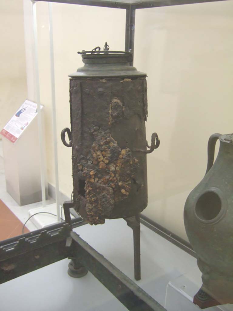 VI.12.5 Pompeii. Found in VI.12.2/5 on 21st March 1831 in a room around the atrium of the four columns (VI.12.5).
Iron stove with bronze lid. Now in Naples Archaeological Museum. Inventory number 264932.
See Fiorelli G., 1862. Pompeianarum antiquitatum historia, Vol. 2: 1819 - 1860, Naples, p. 249.