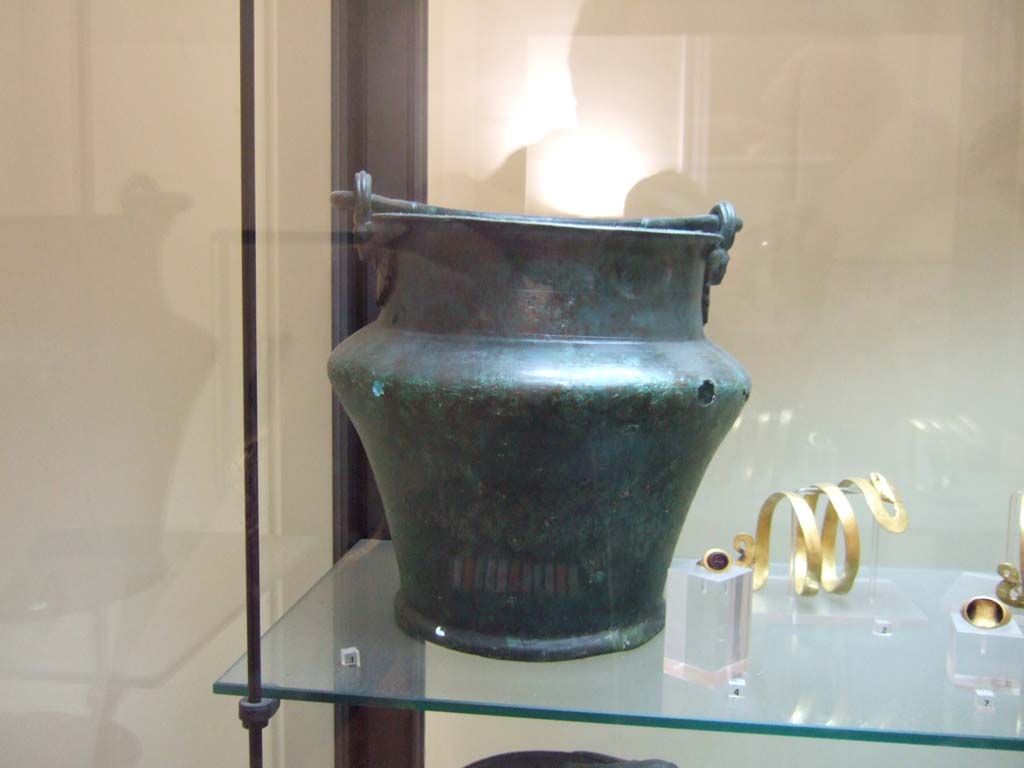 VI.12.5 Pompeii. Found in VI.12.2/5 on 21st March 1831 in a room around the atrium of the four columns (VI.12.5).
Bronze situla or bucket. Now in Naples Archaeological Museum. Inventory number 68859.
See Fiorelli G., 1862. Pompeianarum antiquitatum historia, Vol. 2: 1819 - 1860, Naples, p. 249.