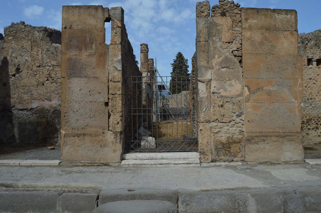 VI.12.5 Pompeii. March 2018. Looking north to entrance doorway.
Foto Taylor Lauritsen, ERC Grant 681269 DÉCOR.