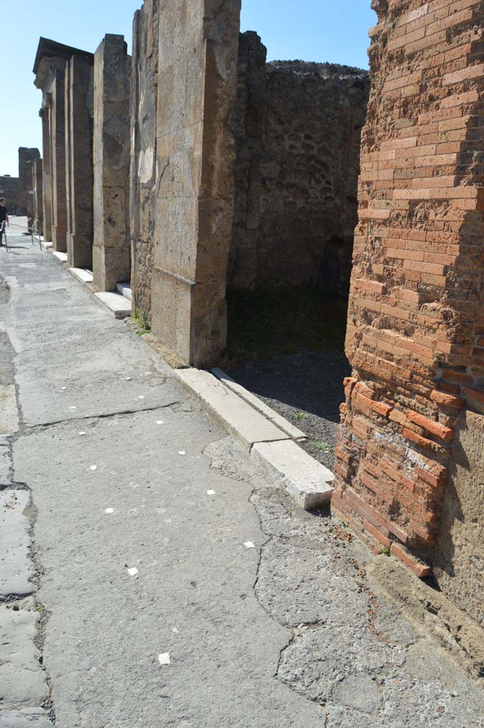 VI.12.5 Pompeii. March 2019. Looking west along pavement from VI.12.6, on right, with VI.12.5, centre left.
Foto Taylor Lauritsen, ERC Grant 681269 DÉCOR.