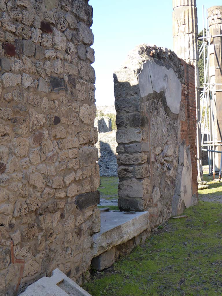 VI.12.5 Pompeii. 4th January 2017.
Looking north along west side of entrance corridor, with doorway that would have led up to stairs to upper floor.
Foto Annette Haug, ERC Grant 681269 DÉCOR.