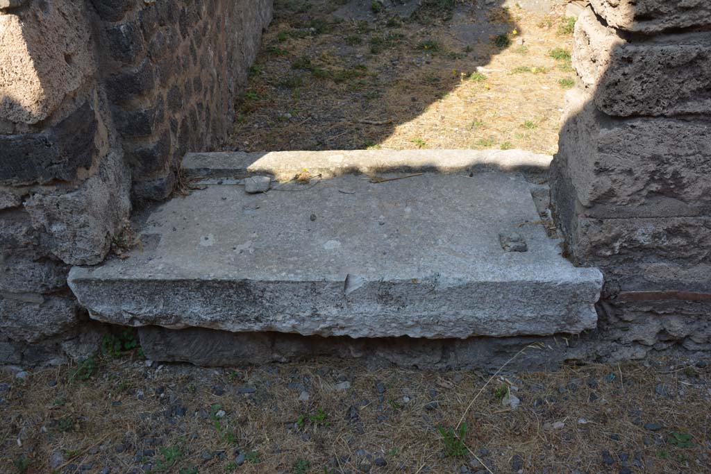 VI.12.5 Pompeii. 15th July 2017. Threshold/sill of doorway in west wall of entrance corridor, leading to stairs to upper floor.
Foto Annette Haug, ERC Grant 681269 DÉCOR.