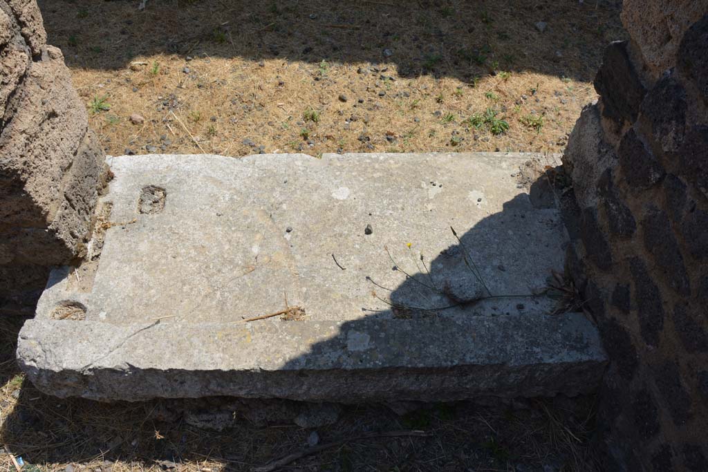 VI.12.5 Pompeii. 14th July 2017. Looking east to threshold/sill of doorway from stairs to upper floor towards entrance corridor/fauces.
Foto Annette Haug, ERC Grant 681269 DÉCOR.