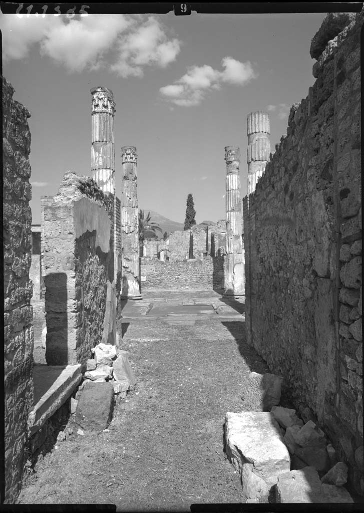VI.12.5 Pompeii. 1961. Looking north along entrance corridor, towards atrium 7.
DAIR 61.1385. Photo © Deutsches Archäologisches Institut, Abteilung Rom, Arkiv.