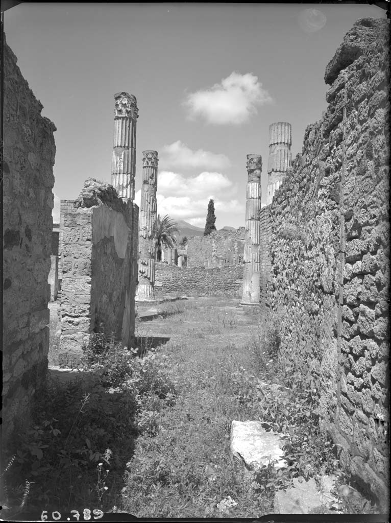 VI.12.5 Pompeii. 1960. Fauces/entrance corridor 6, looking north towards atrium 7.
DAIR 60.789. Photo © Deutsches Archäologisches Institut, Abteilung Rom, Arkiv.