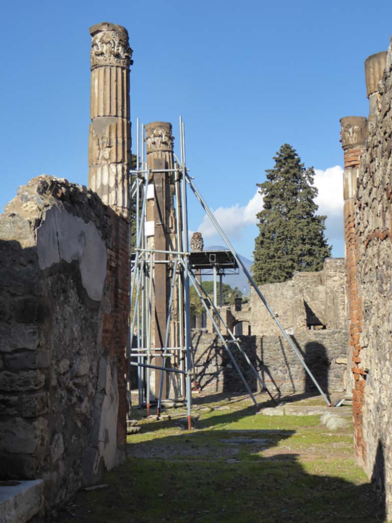 VI.12.5 Pompeii. 4th January 2017. Looking north across impluvium in atrium 7, from entrance corridor.
Foto Annette Haug, ERC Grant 681269 DÉCOR.