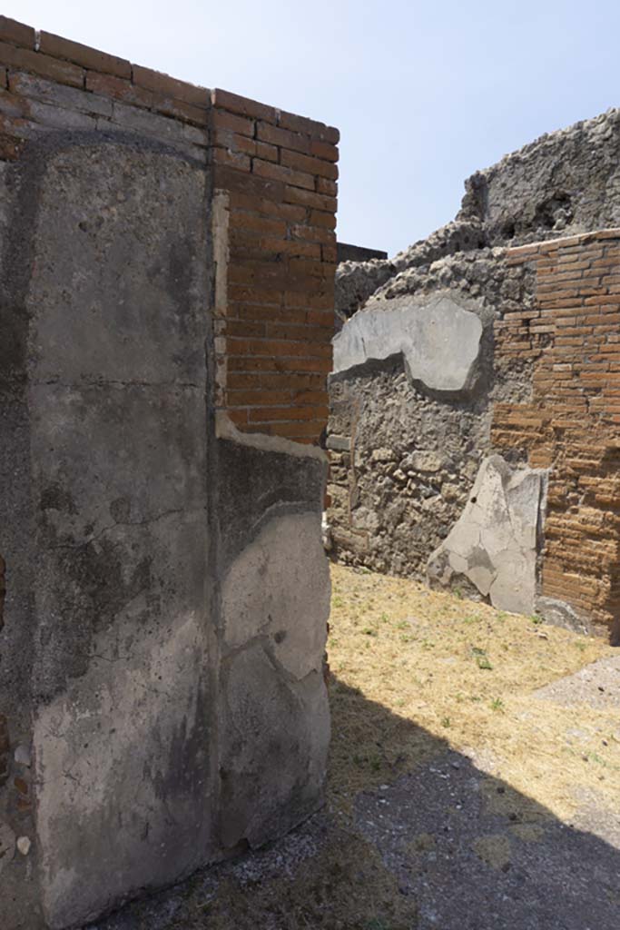 VI.12.5 Pompeii. 14th July 2017.
Looking towards north end of entrance corridor/atrium, with remaining stucco on west wall.
Foto Annette Haug, ERC Grant 681269 DÉCOR.